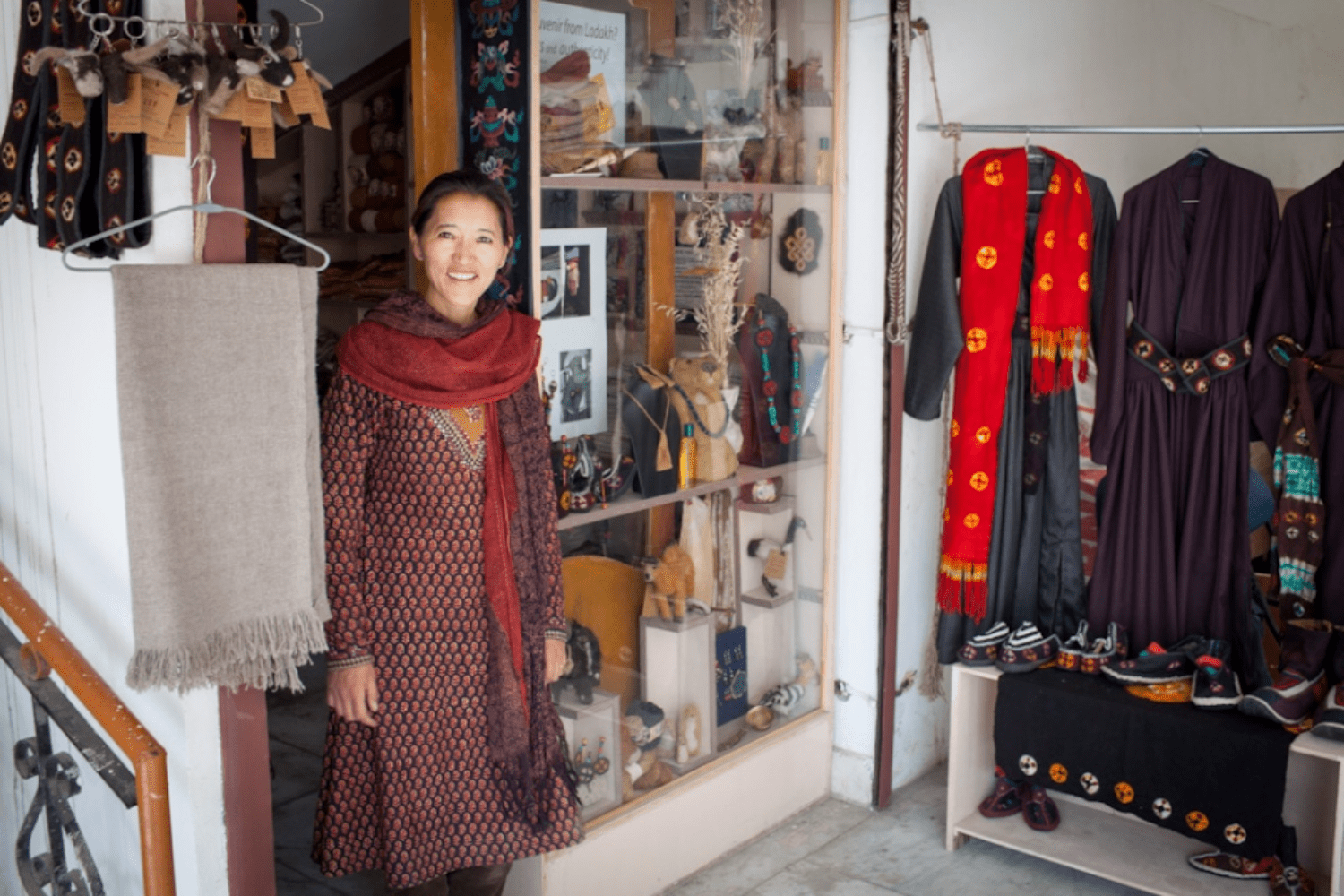 women-shopping-hub-ladakh