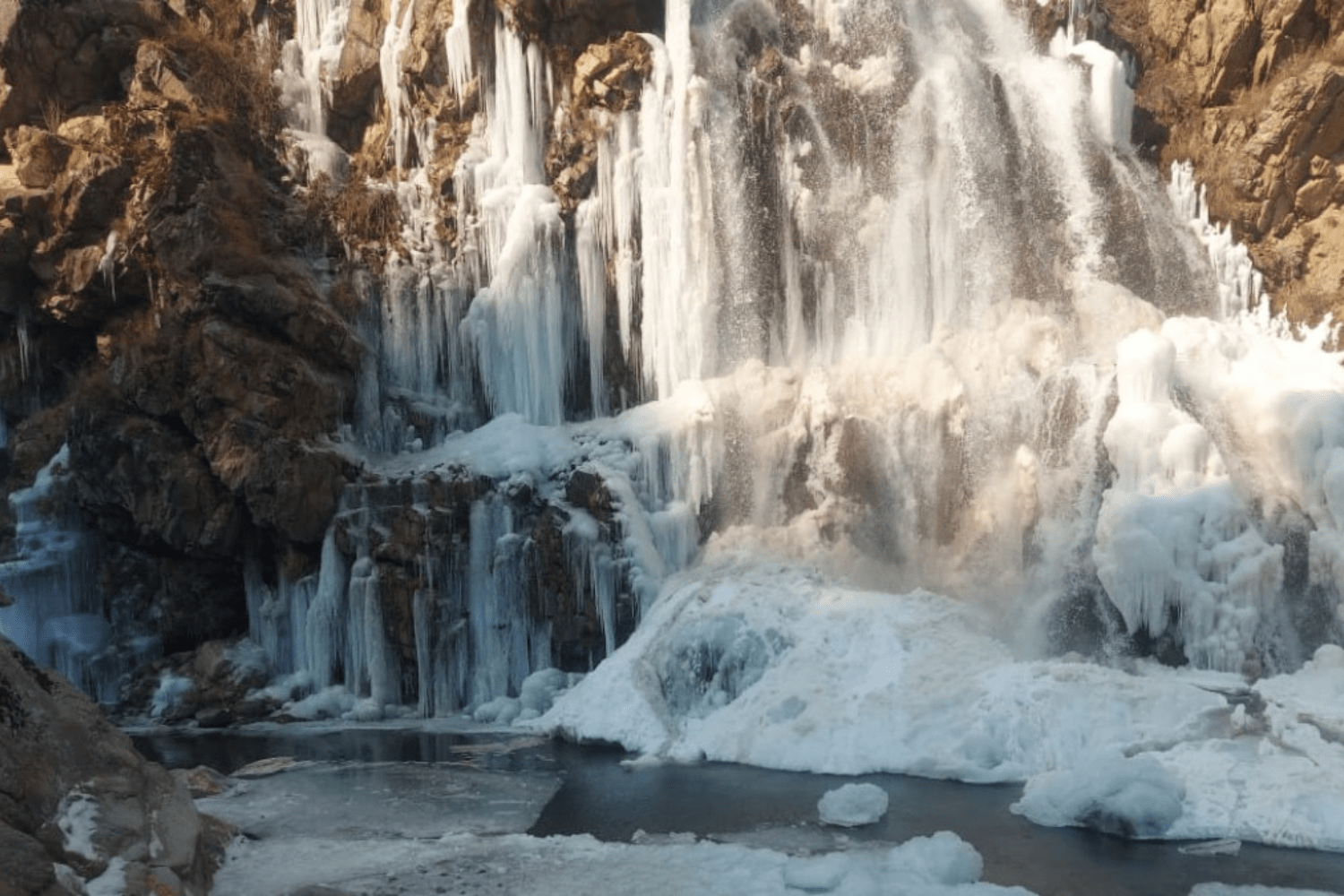 chill-at-frozen-waterfalls-in-kashmir