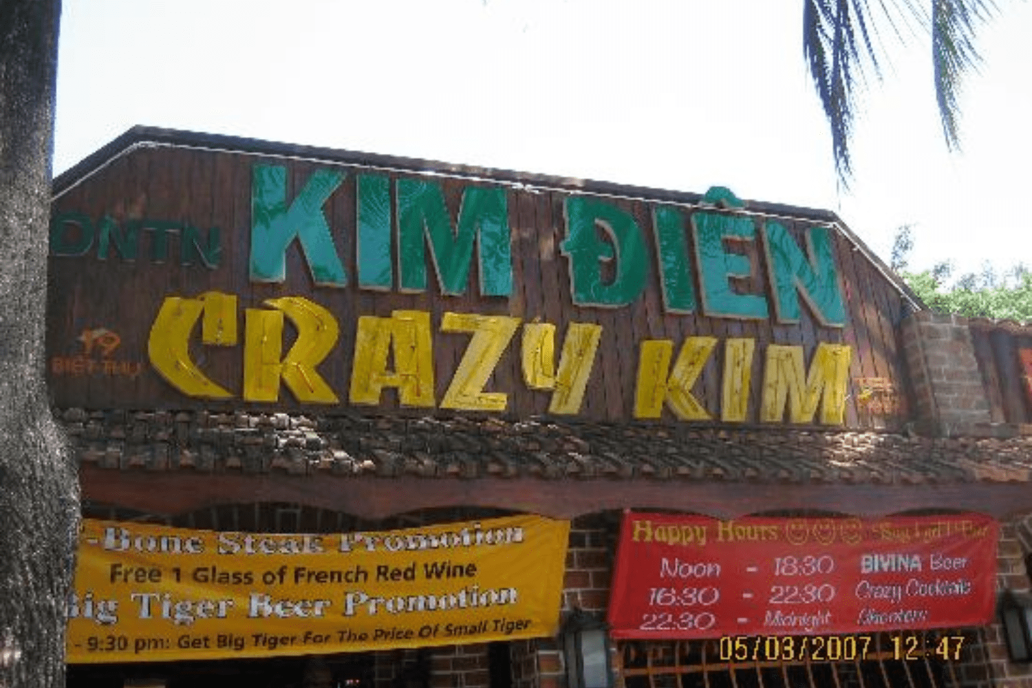 crazy-kim-bar-restaurant-in-vietnam