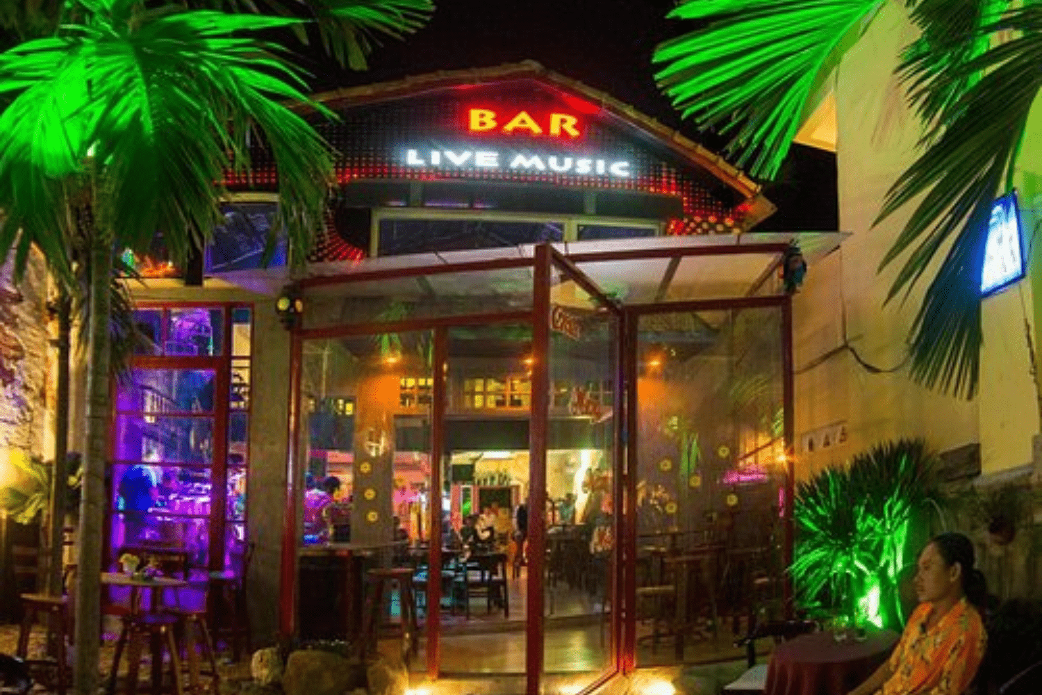 hoi-an-sports-bar-in-vietnam