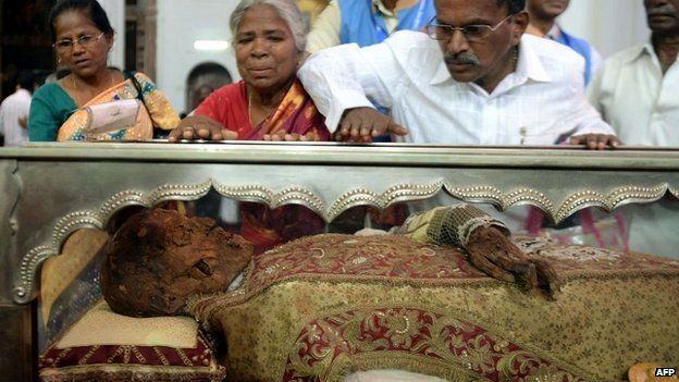 watch-the-mortal-remains-of-the-pope-in-old-goa