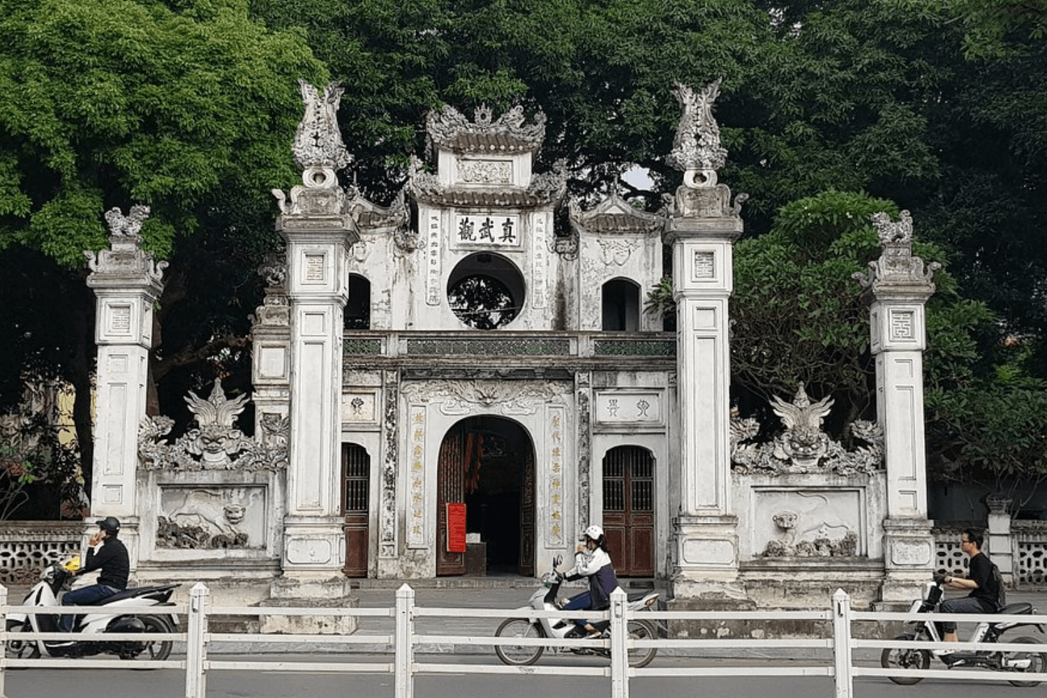 quan-thanh-temple-in-vietnam