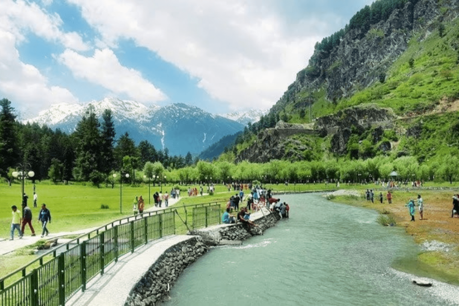picnic-in-betaab-valley