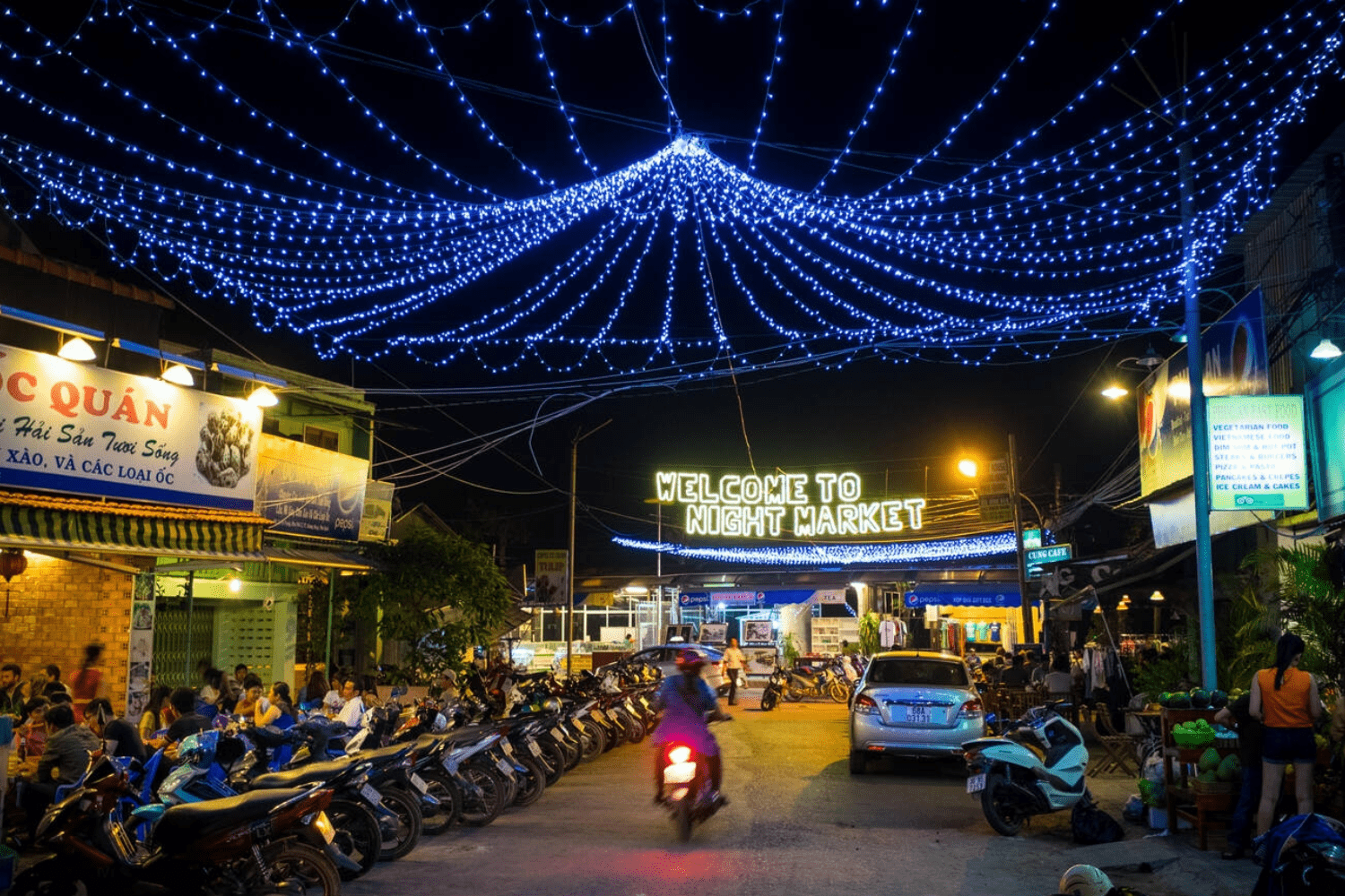 dinh-cau-night-market-vietnam