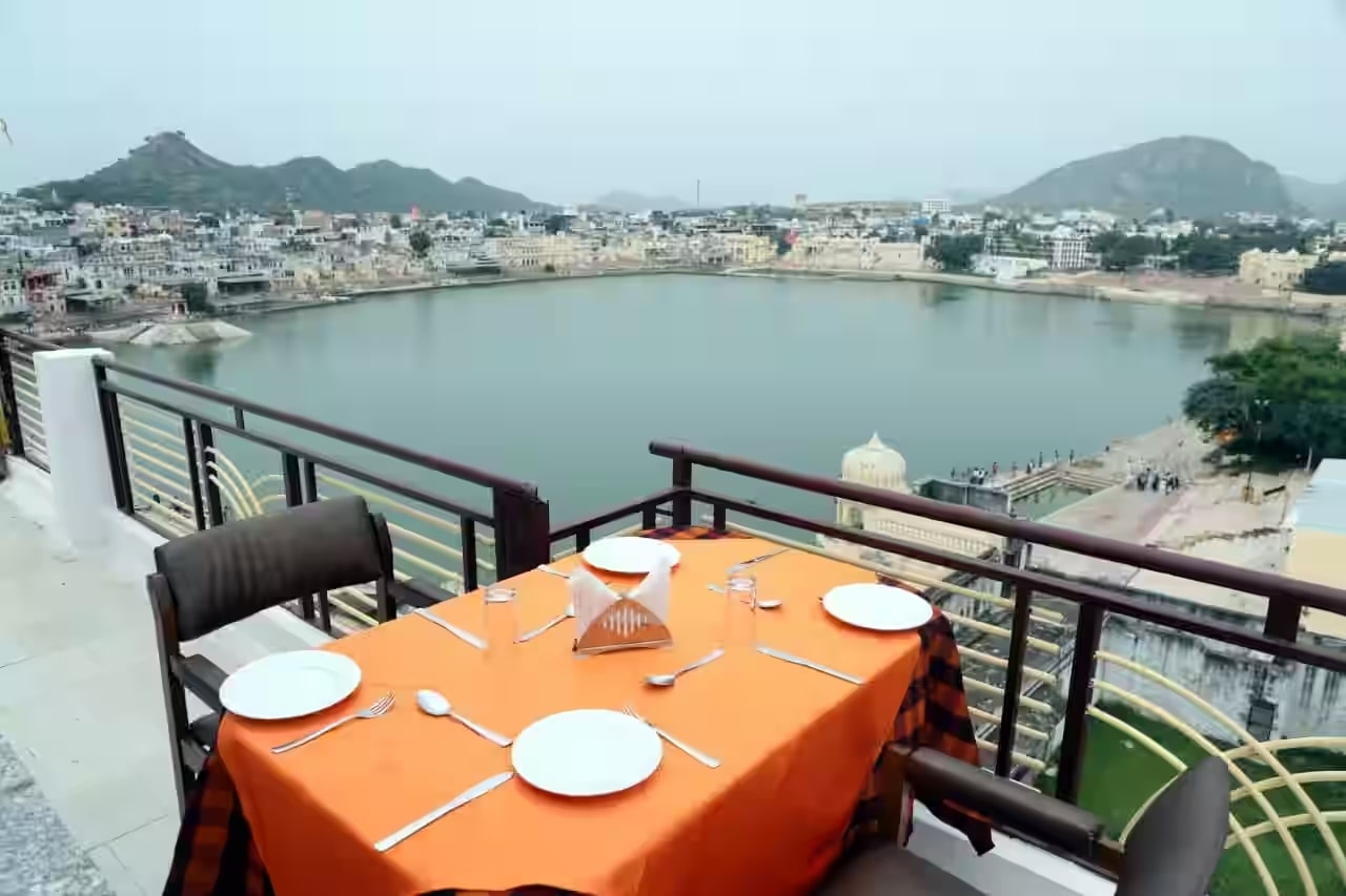 pushkar-cafes-with-ghat-view
