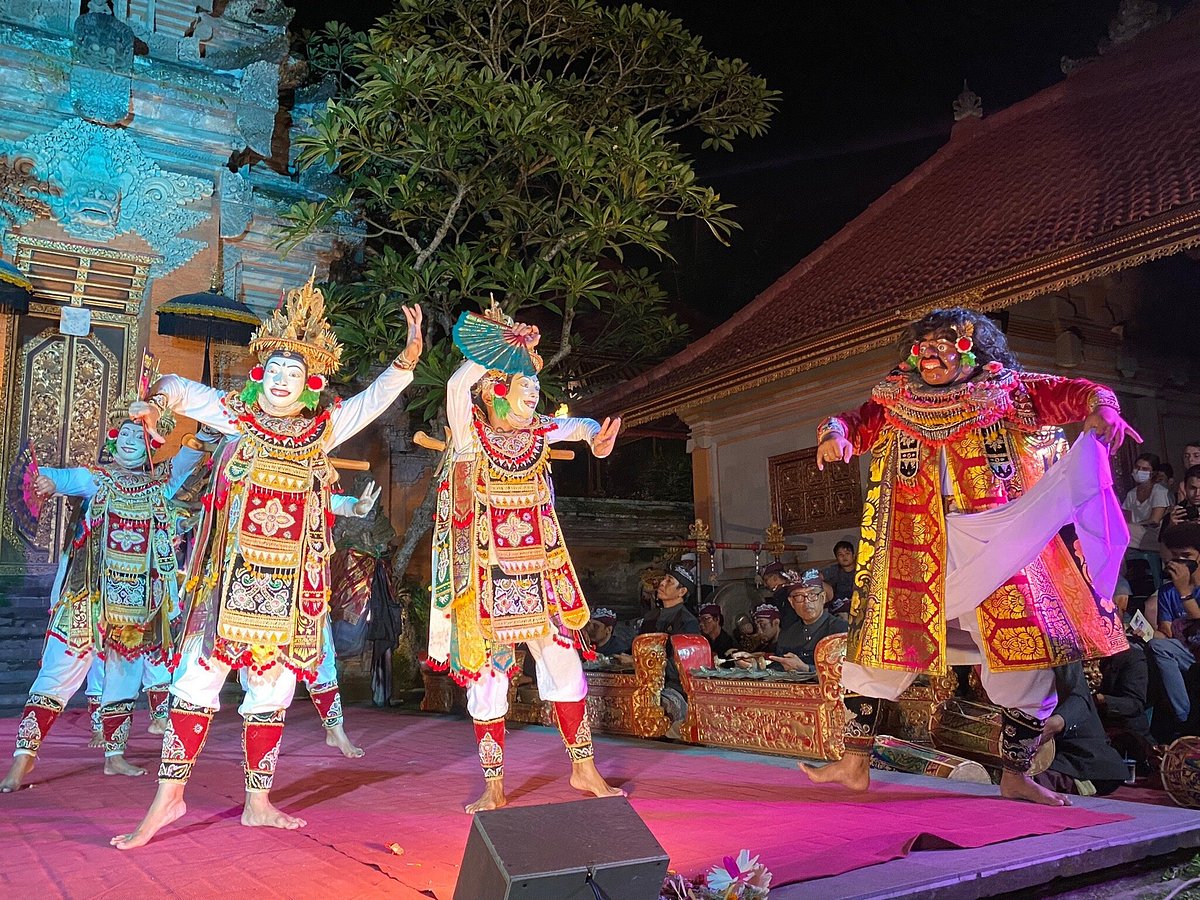 balinese-dances-pura-taman-saraswati-temple