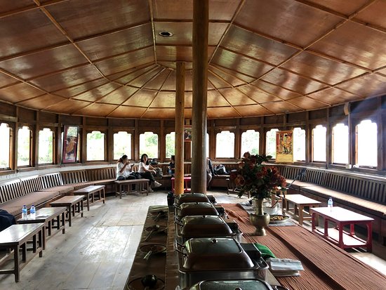 the-ambiance-of-taktsang-cafeteria-in-bhutan