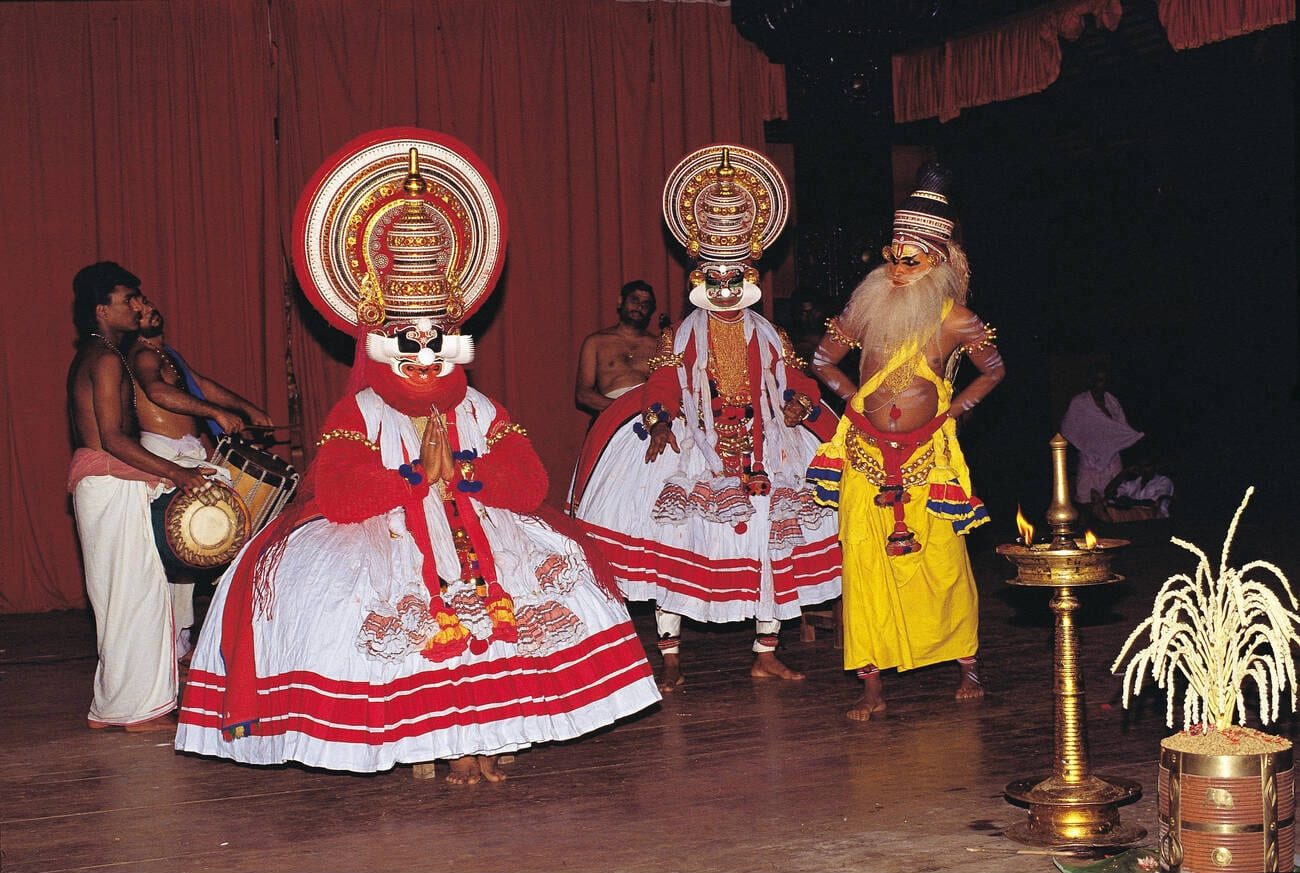 kathakali-and-kalaripayattu-at-punarnava-centre