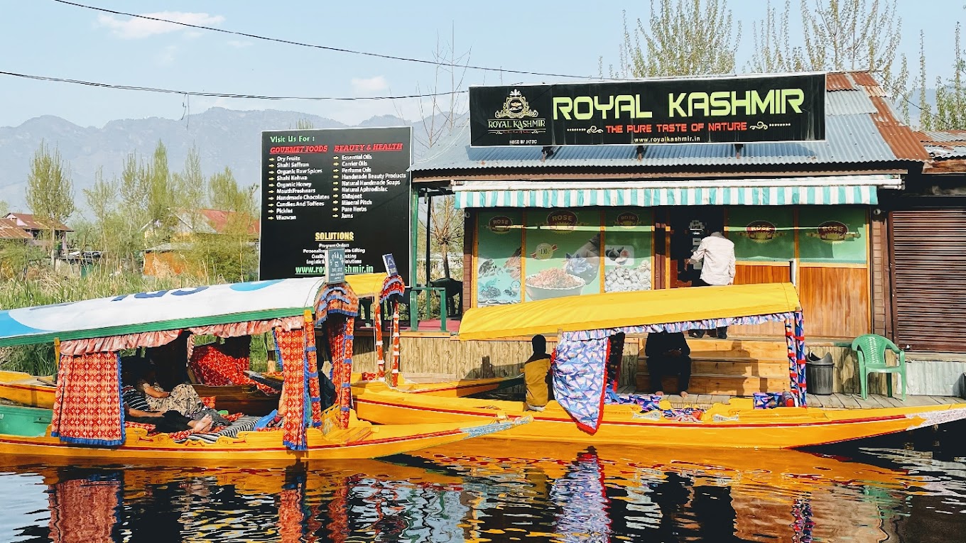 royal-kashmir-dryfruit-shop