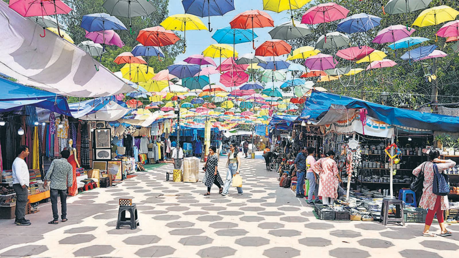 shoppers-at-a-dilli-haat-