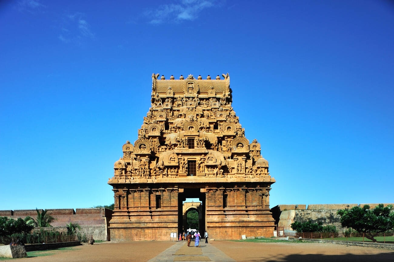 thanjavur-palace-and-brihadeeswarar-temple-min-1