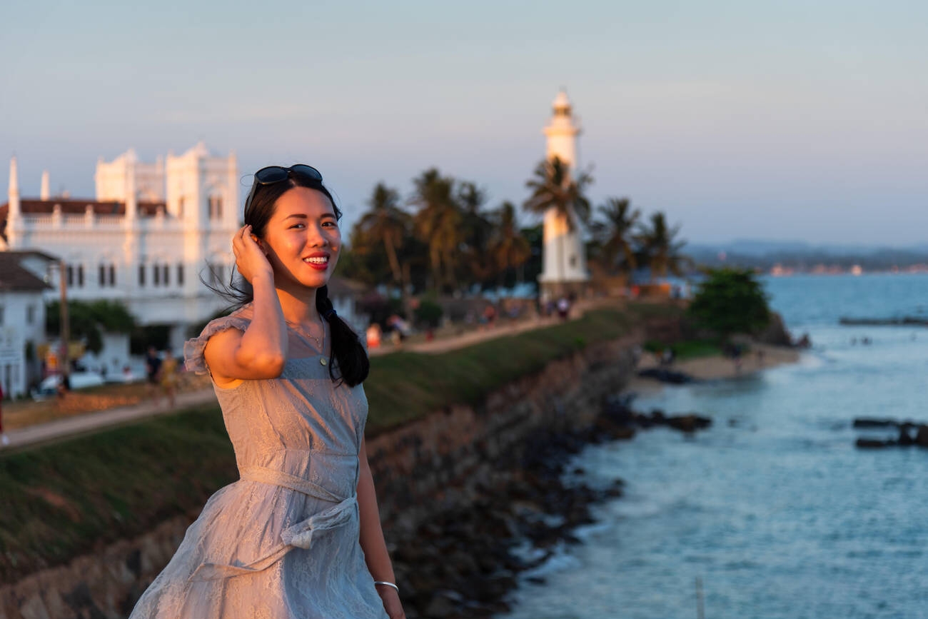woman-visiting-galle-dutch-fort-lighthouse-in-sri-lanka