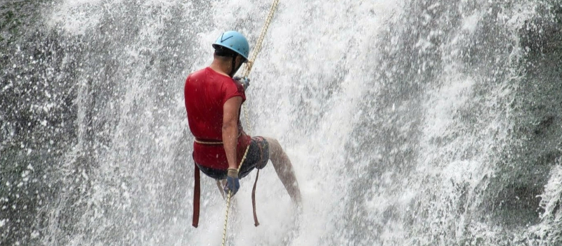 waterfall-rappelling-adventure-sports-in-meghalaya