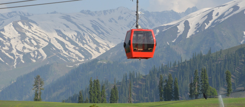 ride-in-the-ropeway-at-patnitop-in-kashmir