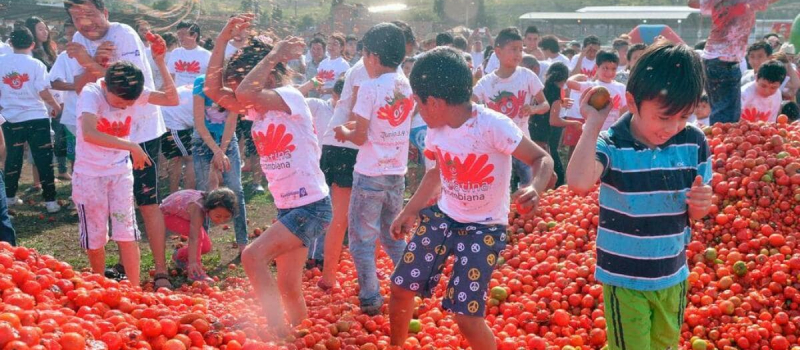 kids-enjoying-tomatina-festival