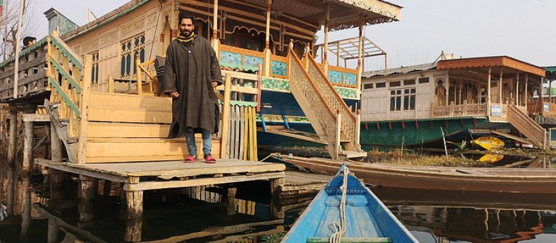 lighthouse-group-of-houseboats-in-kashmir