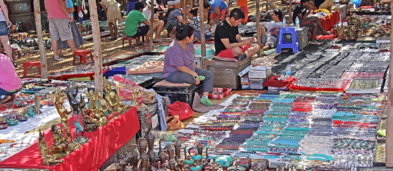 shopping-at-mapusa-friday-market